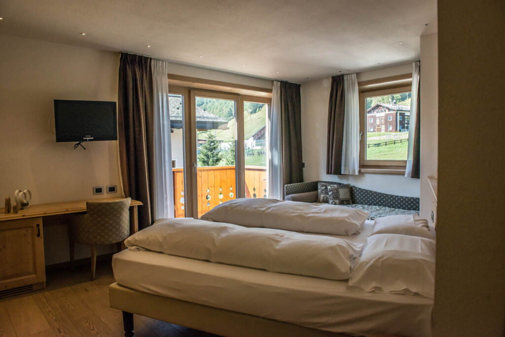 albergo con terrazzo con vista sulle montagne e sulle piste da sci - hotel alba Livigno