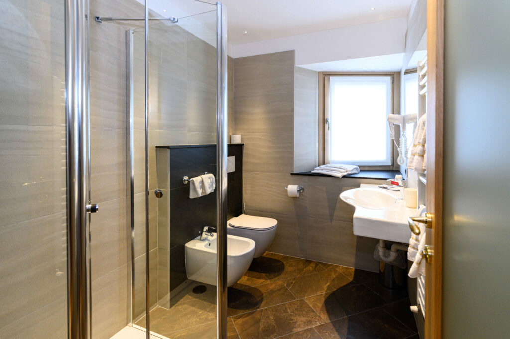 bagno con doccia in family room - hotel alba Livigno