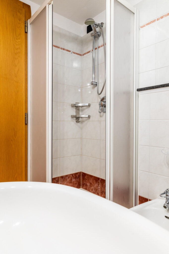 stanza con bagno e doccia in albergo a livigno - hotel alba