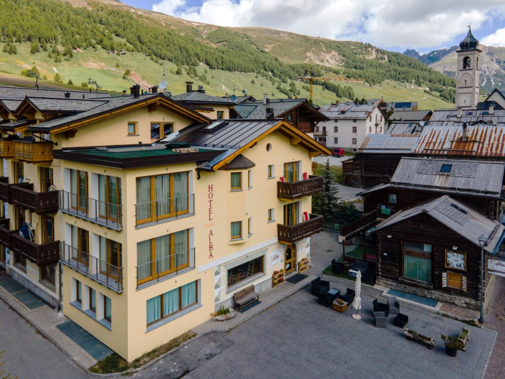 vista dell'hotel Alba affacciato sulle montagne di Livigno