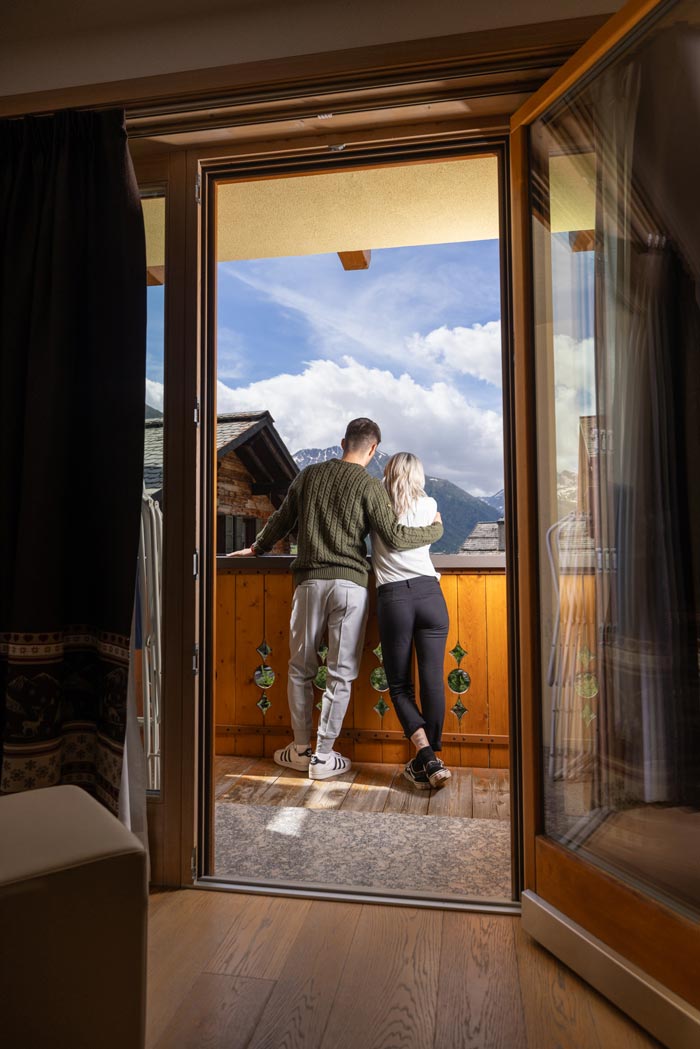 camera con balcone in legno - hotel alba Livigno