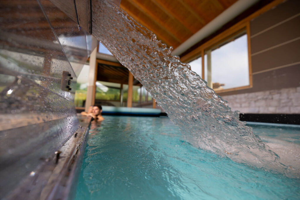 getti d'acqua nella piscina e spa dell'hotel alba di livigno